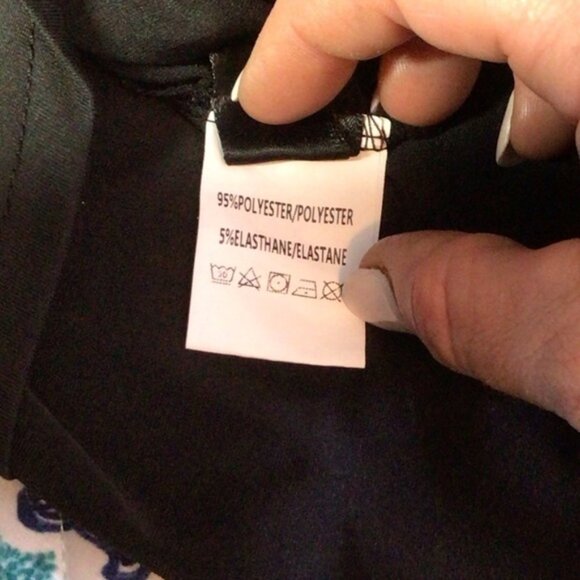 Black crew neck cold-shoulder long sleeve top 2xl.   (8L) - Picture 9 of 10